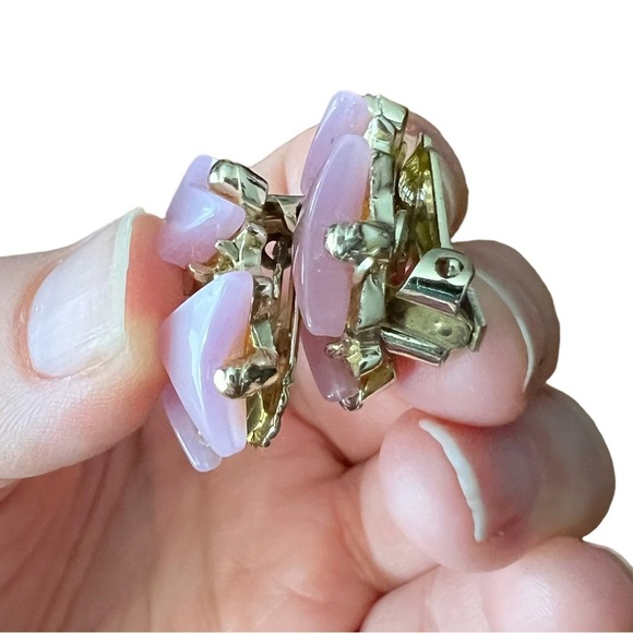 Vintage Pink Thermoset Pinwheel Geometric Gold Tone Clip On Earrings - Picture 10 of 12